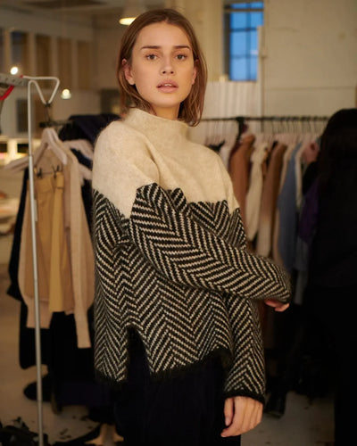 Zofia – damski sweter pełen ciepła i elegancji
