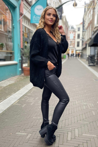 Monika | Dopasowane spodnie ze skóry ekologicznej z subtelnym połyskiem